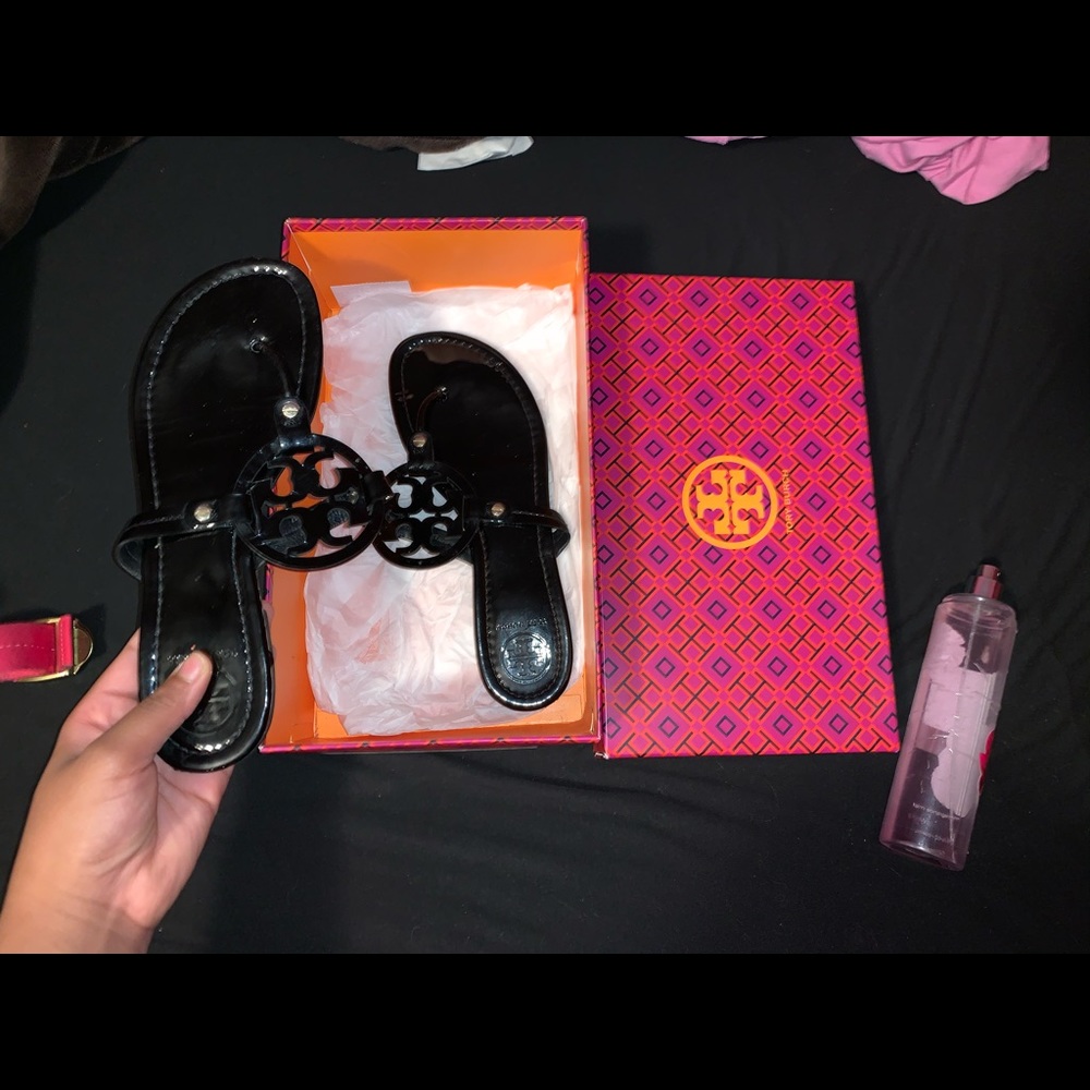 Black Tory Burch flip flops!